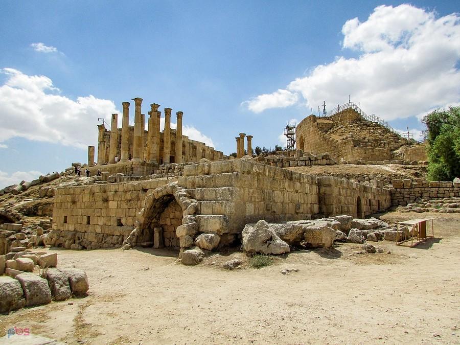 Jerash - świątynia Zeusa i teatr