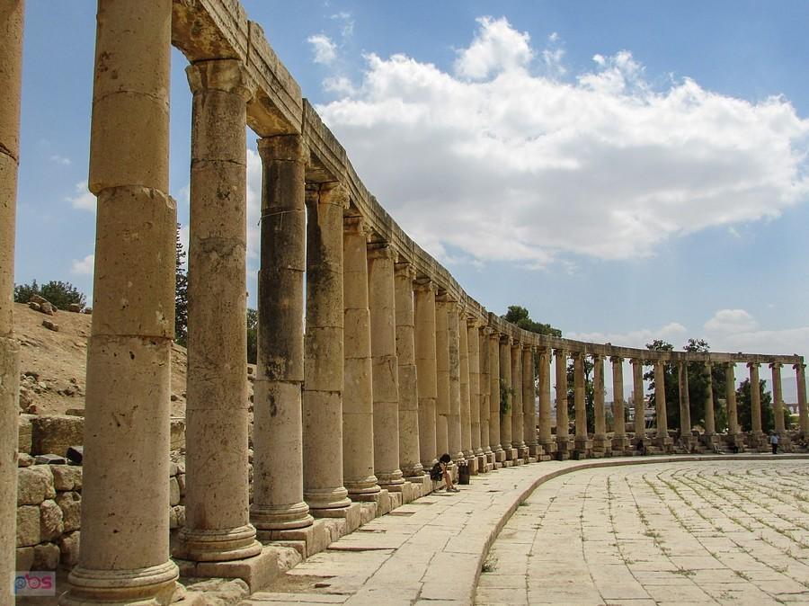Jerash - kolumnada forum
