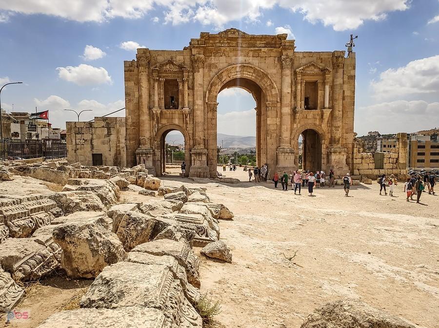 Jerash - łuk wzniesiony dla uczczenia wizyty rzymskiego cesarza Hadriana w 130 r