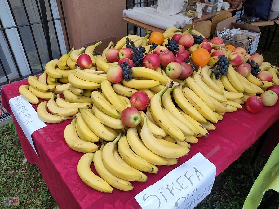 Stół z bananami