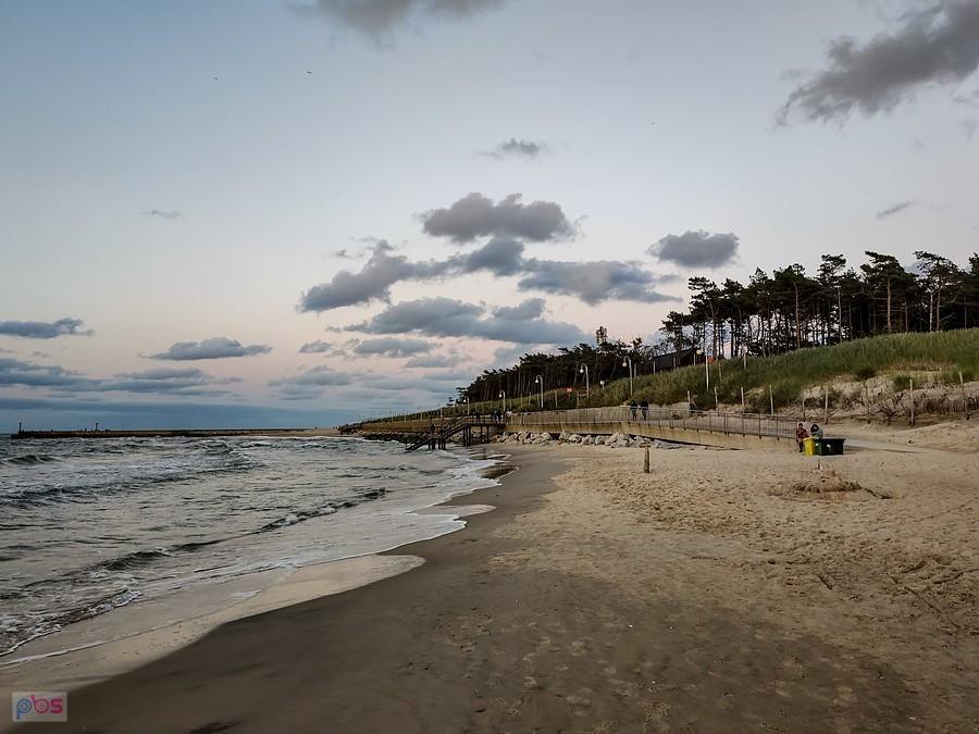 Leniwa jesienna plaża w Rowach