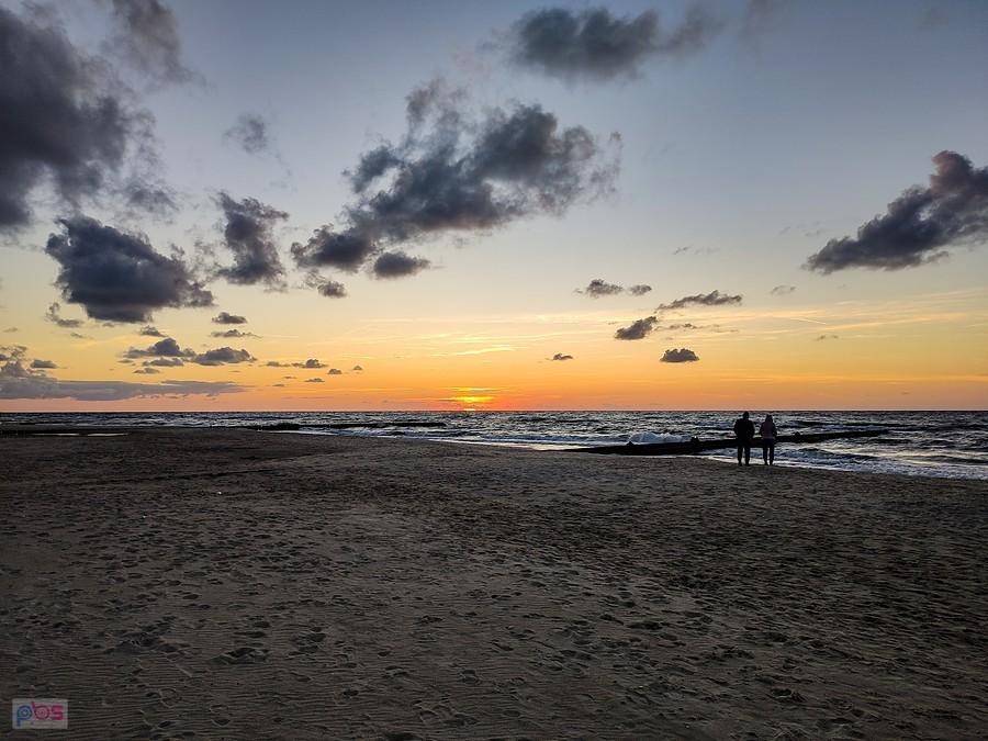 Zachód słońca na plaży w Rowach