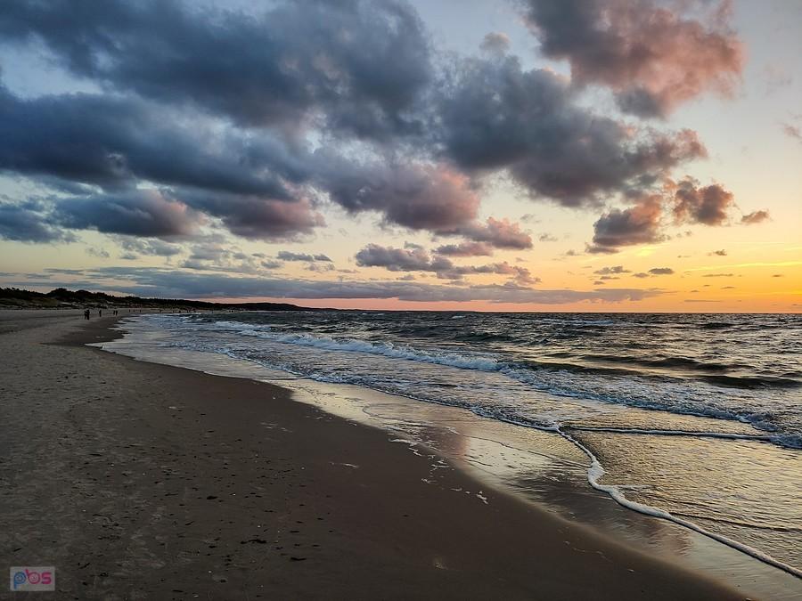 Chmury gonią zachodzące słońce