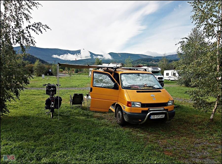 Camp 66 i widok na Śnieżkę