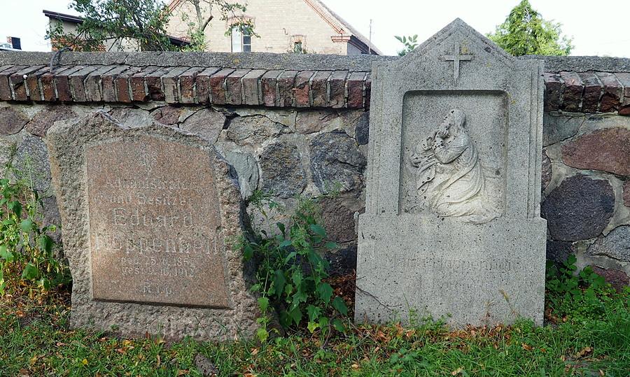 Stele z placu przykościelnego w Chełmsku.