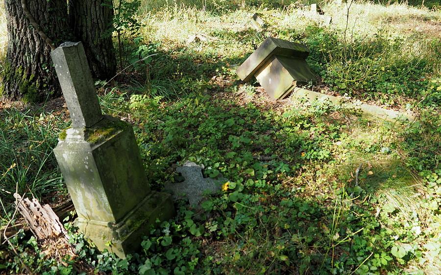Leżące nagrobki
