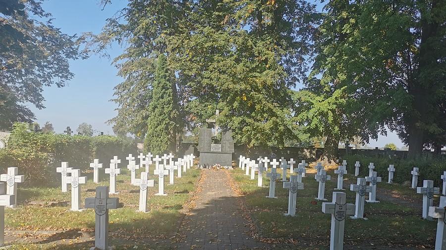 Żołnierska kwatera na cmentarzu w Rokitnie