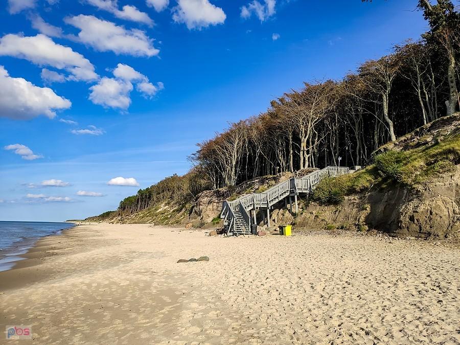 Schody na plażę w Dębinie