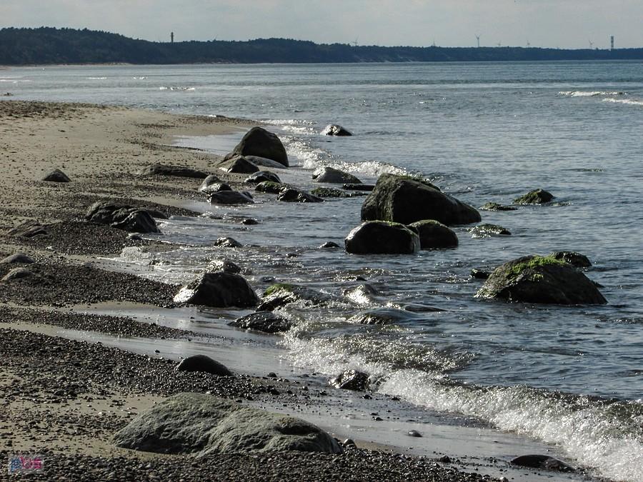 Głazy na plaży w Dębinie