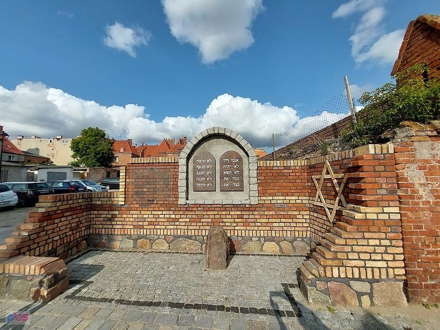 Tu kiedyś stała synagoga- Gniew
