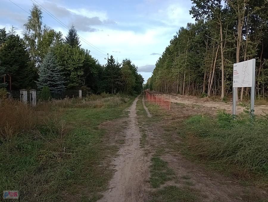 Tu będzie wzdłuż leśnej drogi
