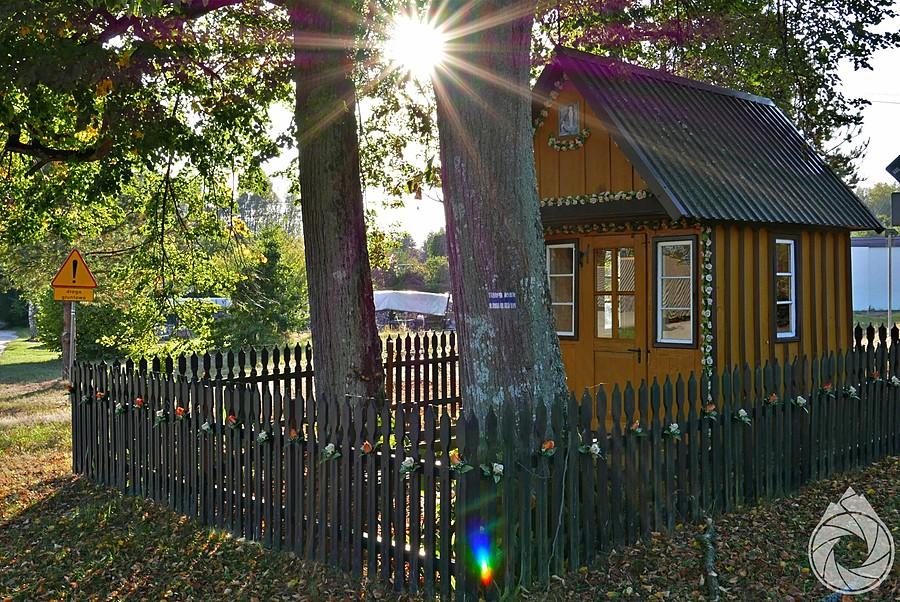 kapliczka na zakręcie w Wolaninach