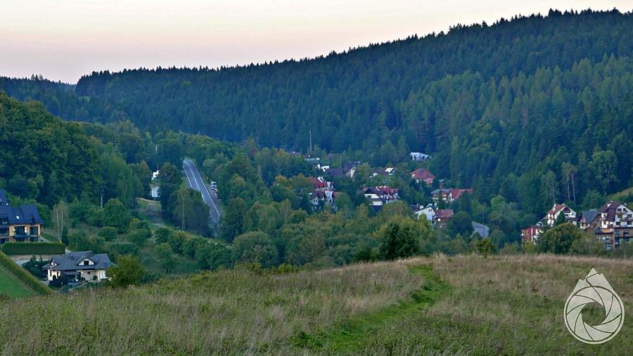 gdzies tam znika nitka drogi na Krzyżówkę