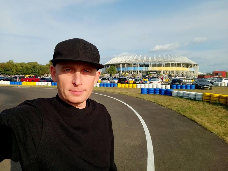Przed toruńską Motoareną.