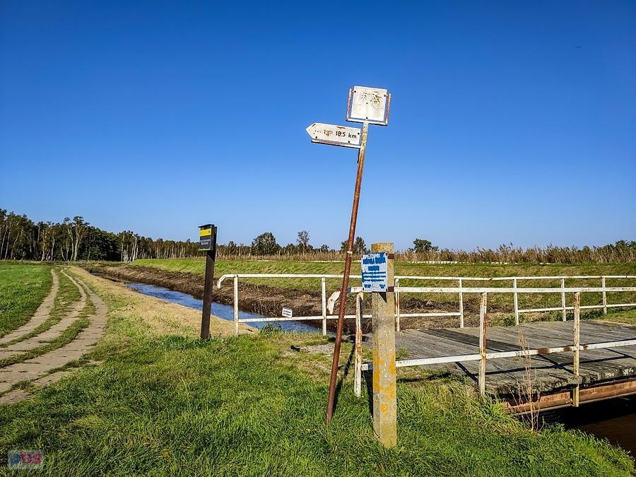 Stara tablica informuje, że do Ustki stąd 18,5 km