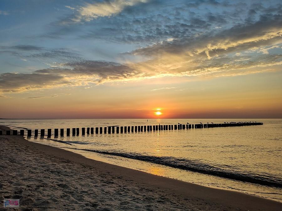 Zachód słońca na plaży w Rowach