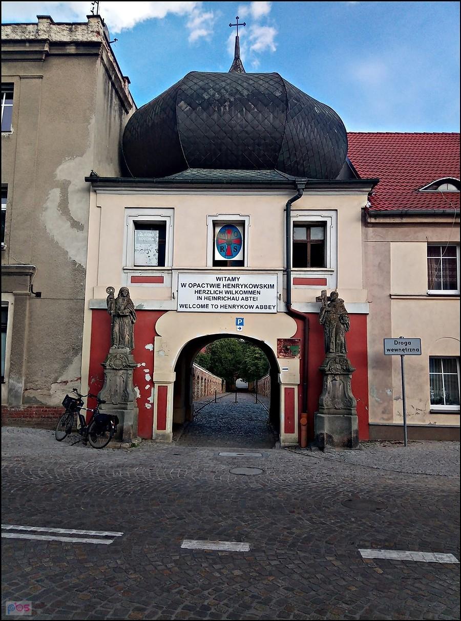 Brama do Opactwa Cystersów w Henrykowie