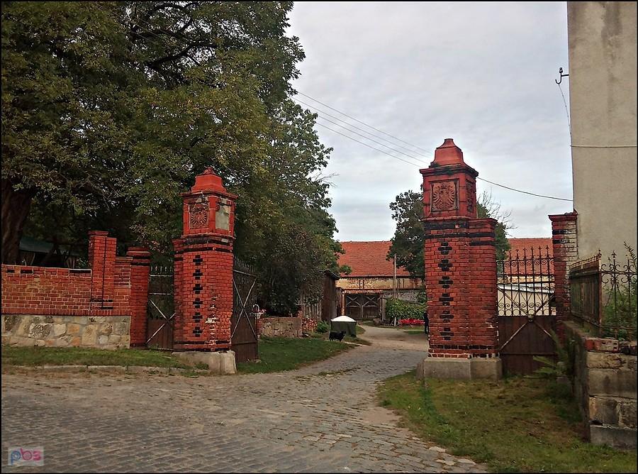 Wjazd do folwarku w Krzelkowie