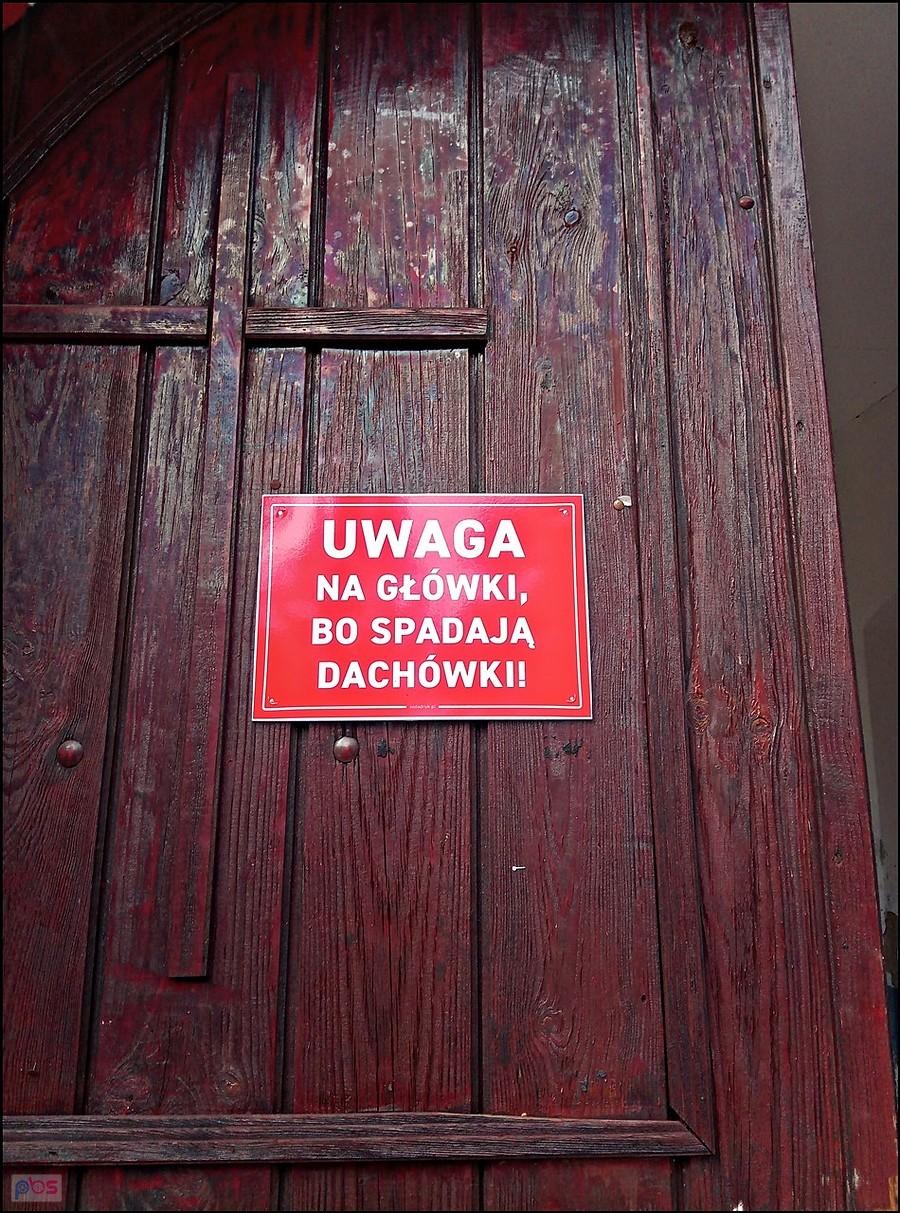 Przed kościołem w Krzelkowie