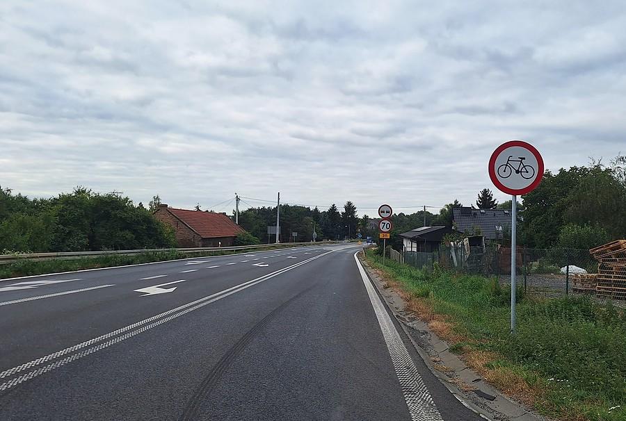 Ten zakaz miał być po drugiej stronie szosy, ale jakiś inteligent ewidentnie nie ogarnął tematu