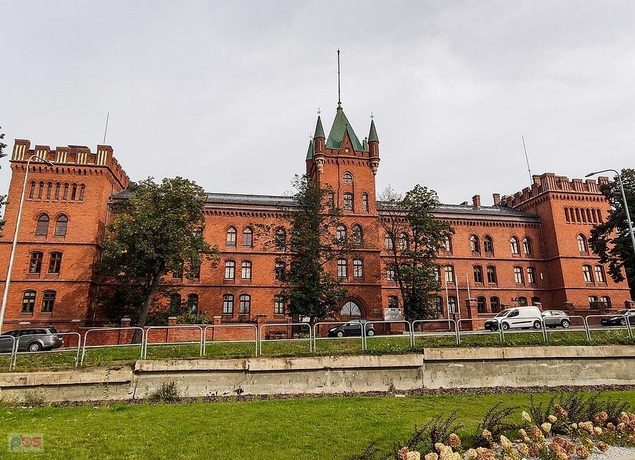 Akademia Pomorska w dawnych koszarach huzarów
