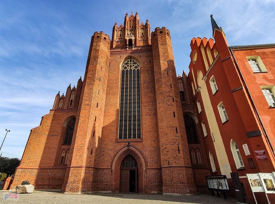 Wątpliwej urody sąsiedztwo katedry, to budynek Wyższego Seminarium Duchownego