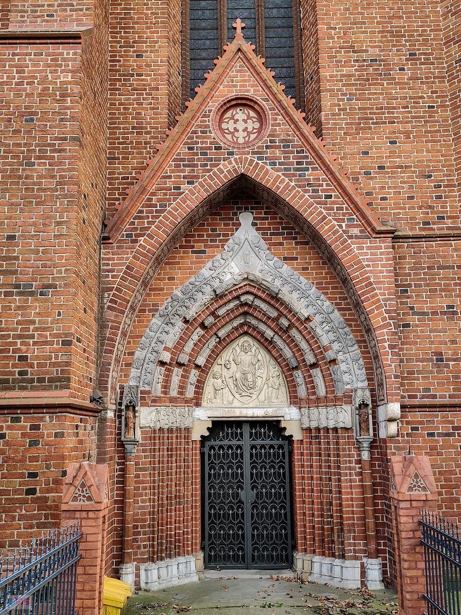 Pelplin - gotycki portal w bocznym wejściu do transeptu
