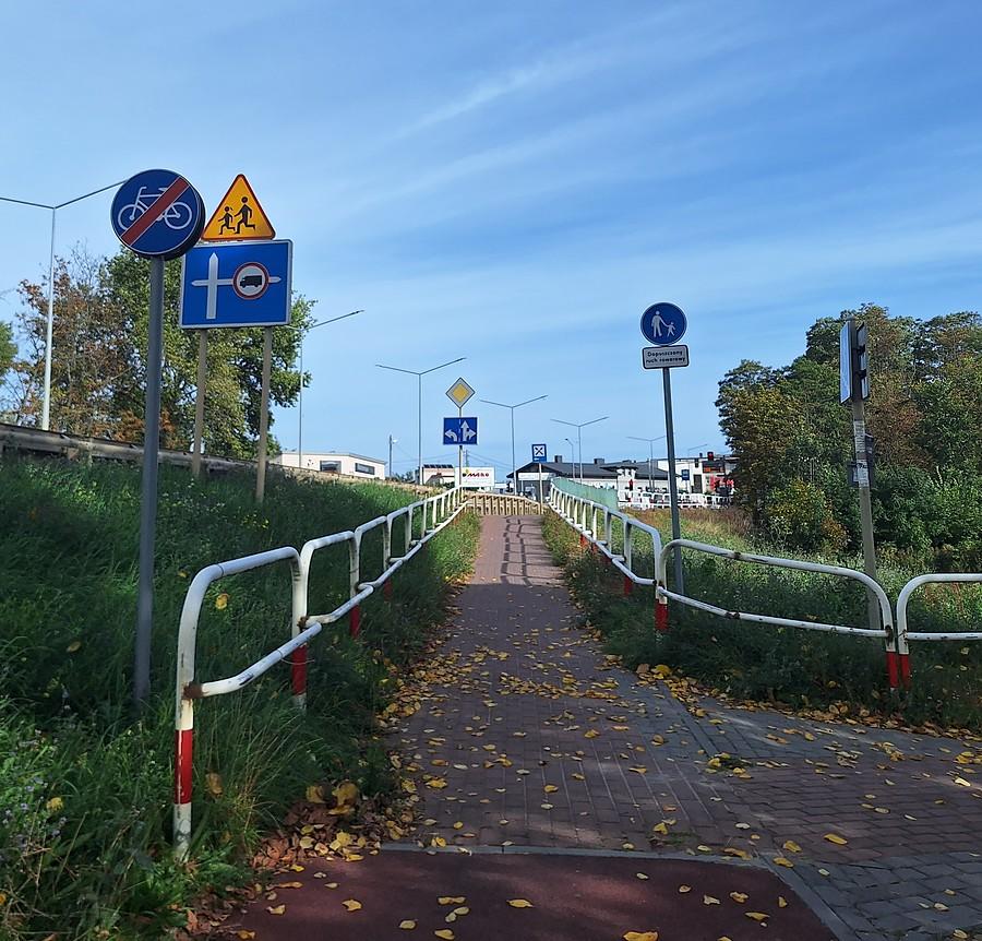 Zjazd ze śmieszki prosto na chodnik i przystanek w Komornikach
