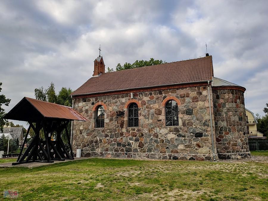 Wg podań kamienie na budowę świątyni pochodzą z Wyspy Kamiennej na jeziorze Gardno
