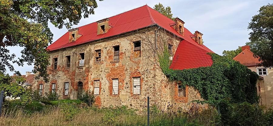 Barokowy pałac z XVI w. w Borowinie powstał jako budowla obronna
