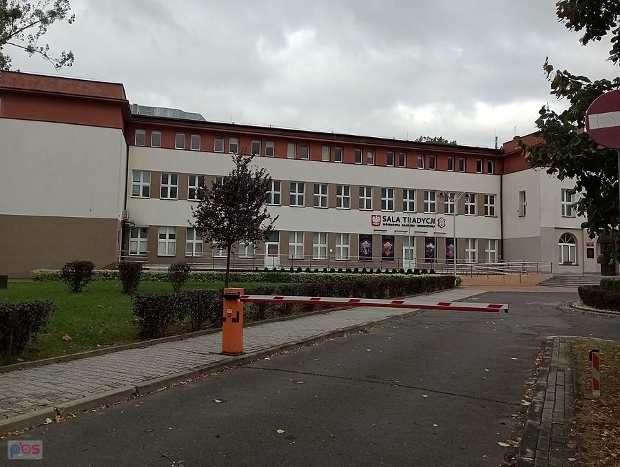 Szkolny budynek z bramą wjazdową