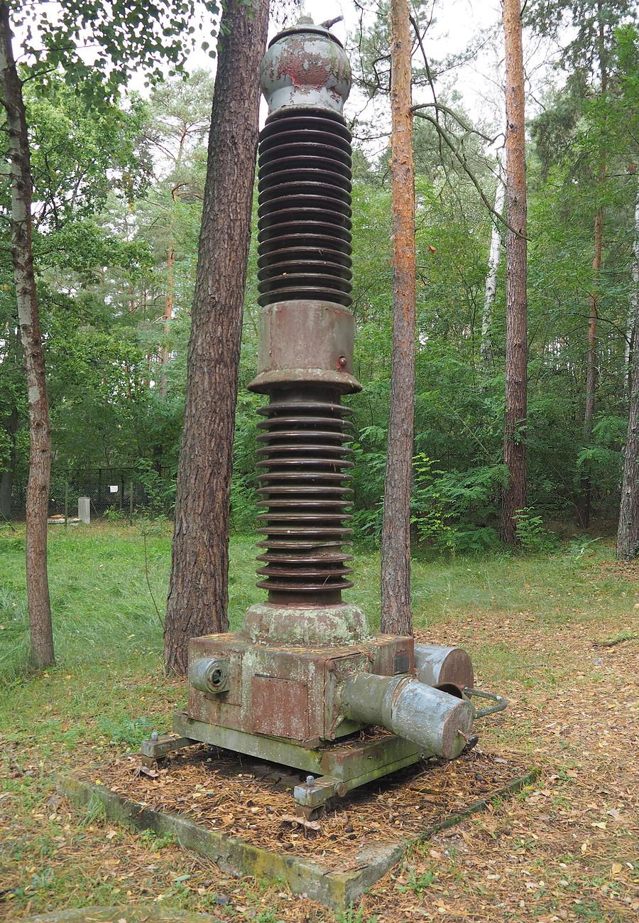 Jakiś zabytkowy przekaźnik dla napowietrznych sieci energetycznych