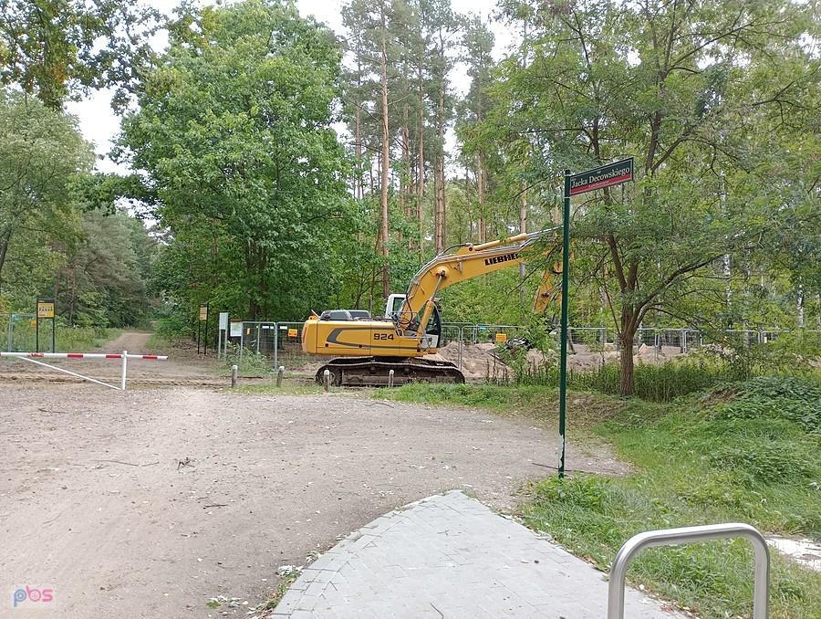 Ta maszyna blokowała przejazd główną drogą