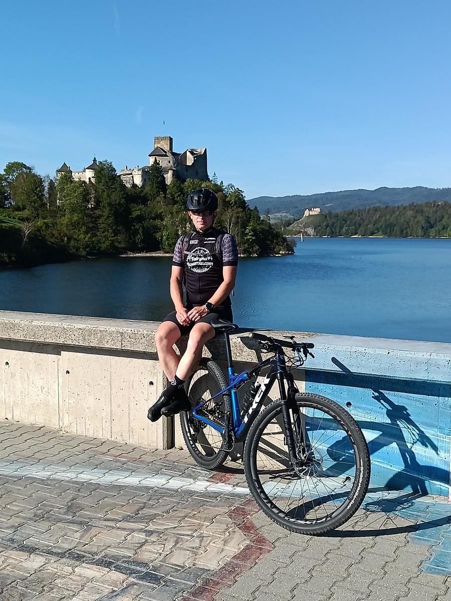 Dwa zamki i Jezioro Czorsztyńskie.