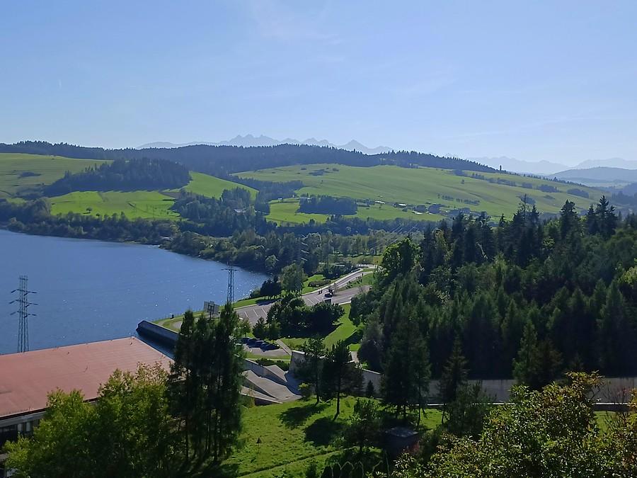 Tatry z zapory na Jeziorze Czorsztyńskim.