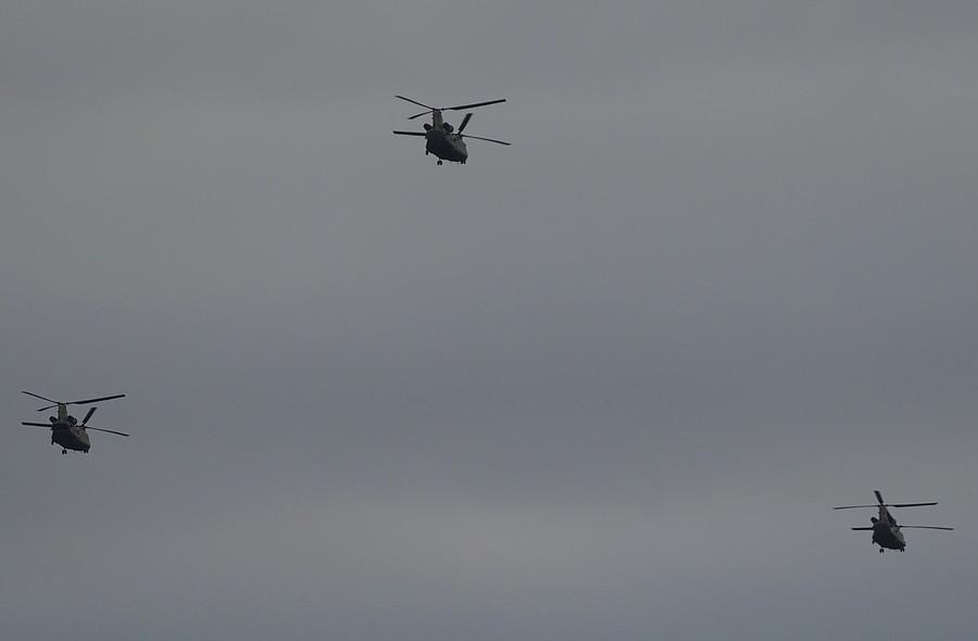 Trzy Boeingi CH-47 Chinooki