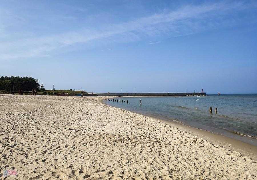 Pusta plaża po drugiej stronie Łupawy