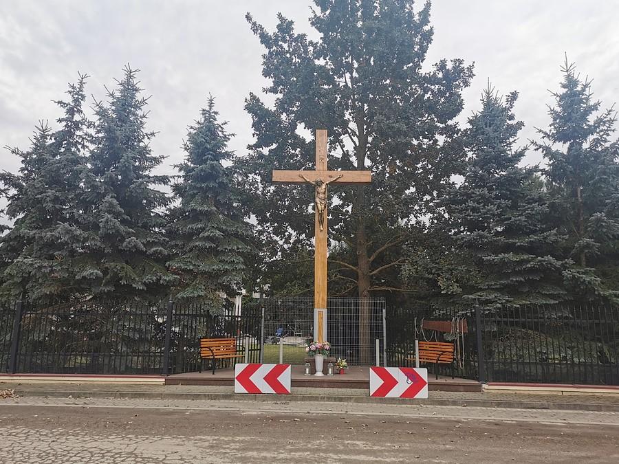 Monumentalny krzyż w Tomicach