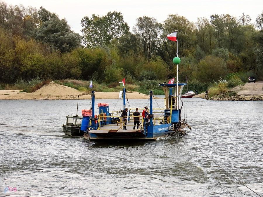 Prom kursuje przez Wisłę uczepiony na linach