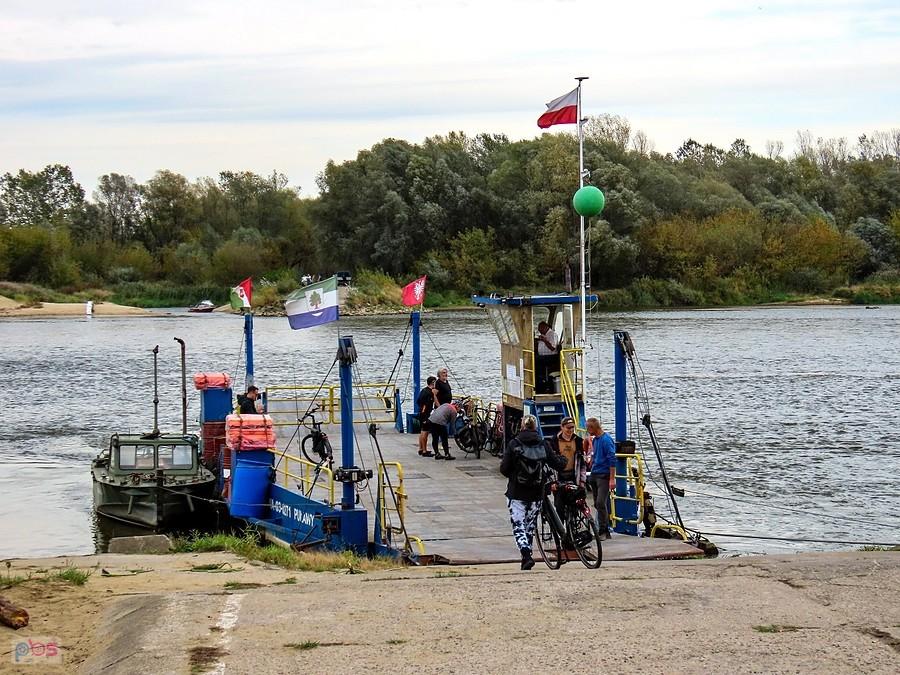 Prom w weekendy przewozi głównie bikerów