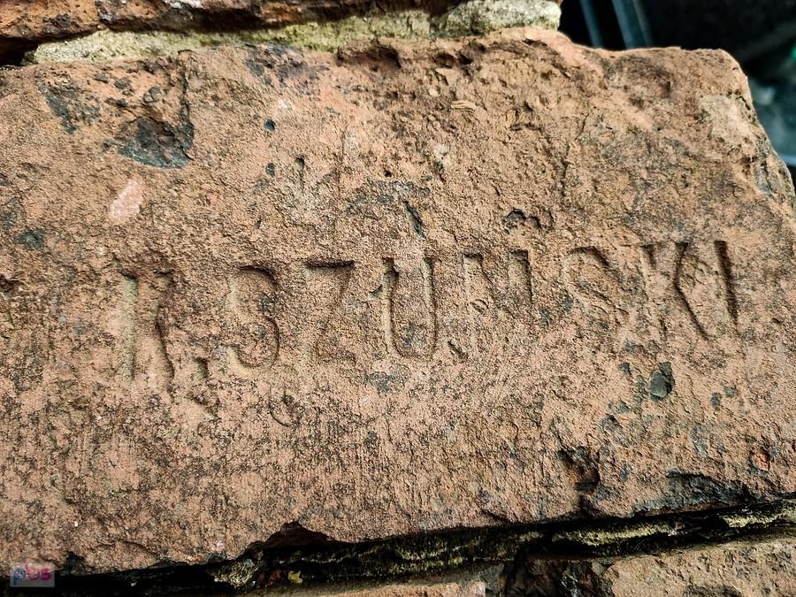 Stempel na cegle z ogrodzenia cmentarza w Słomczynie