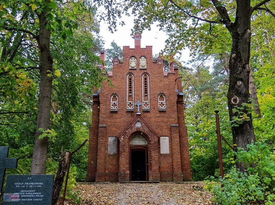 Hrabiowska kaplica na cmentarzu w Słomczynie