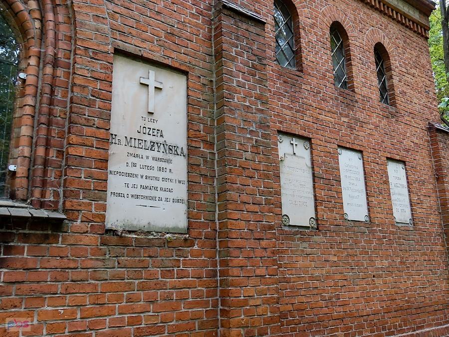 Wokół kaplicy na ścianach umieszczone są tablice epitafijne