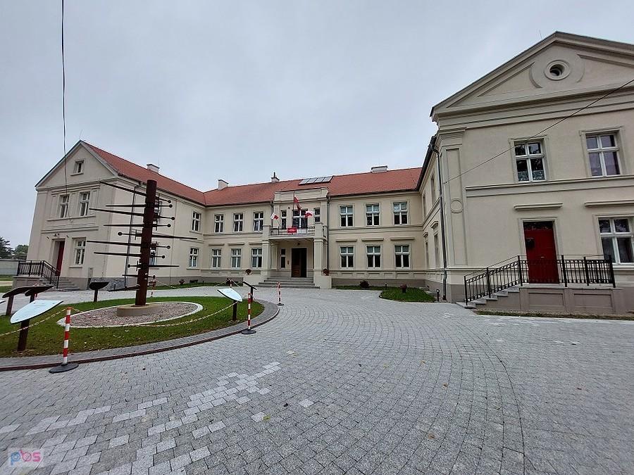 XIX wieczny dwór w Warszewicach pełniący obecnie funkcję szkoły