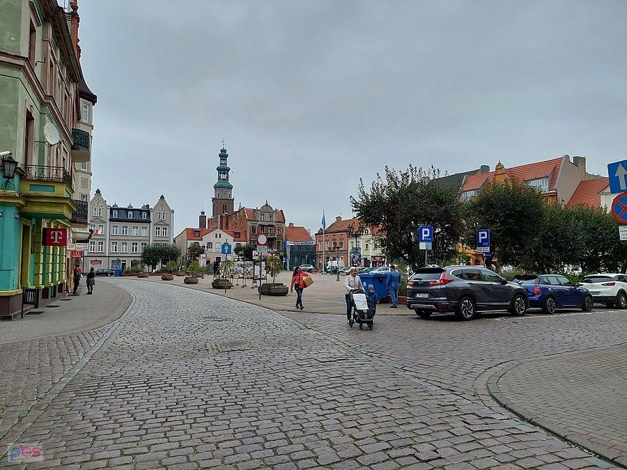 Rynek w Chełmży, na razie jeszcze w eleganckim stylu początku XXI. wieku. Za niedługo pewnie będzie zazieleniany.