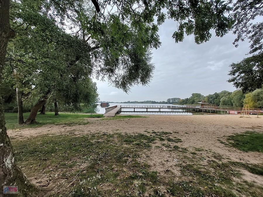 Plaża w Zalesiu- wschodni kraniec Jeziora Chełmżyńskiego