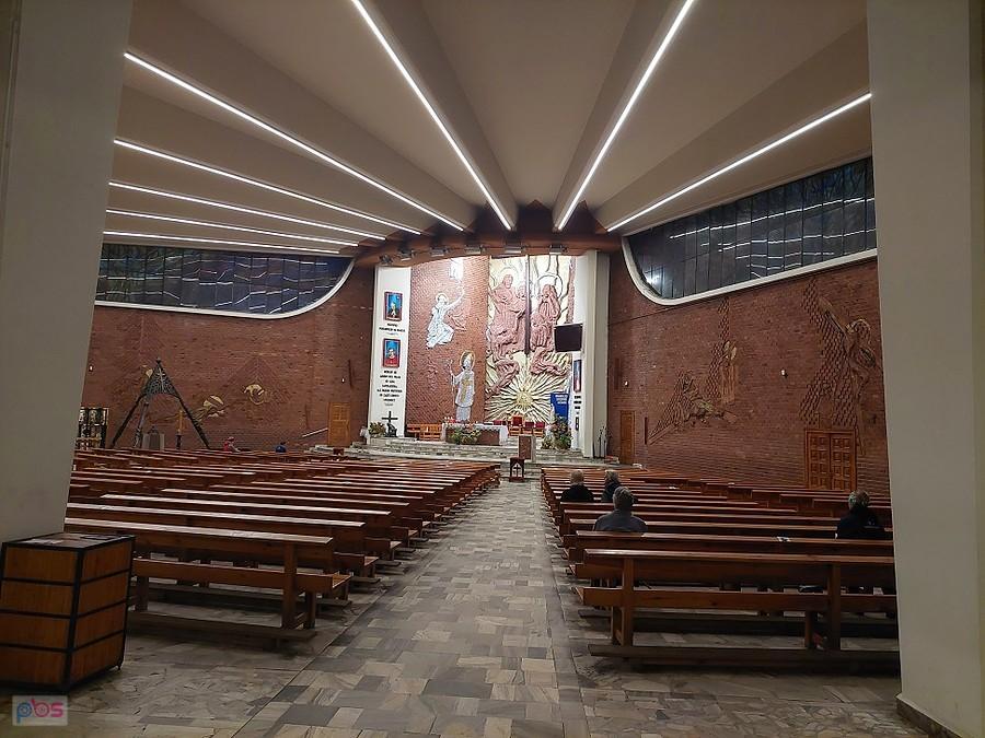 Halowe wnętrze kościoła Polskich Braci Męczenników w Bydgoszczy ( niestety kiepska akustyka)
