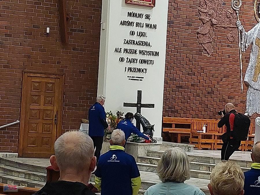 Składanie wiązanki i znicza pamiątkowego pod pomnikiem błogosławionego księdza Jerzego.