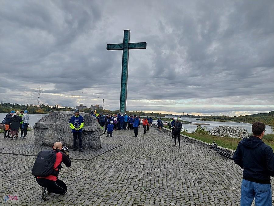 Krzyż pamiątkowy i kamień w formie ołtarza.