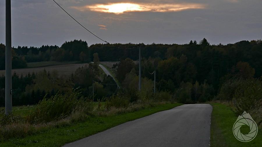 hopy w stronę zachodzącego słońca